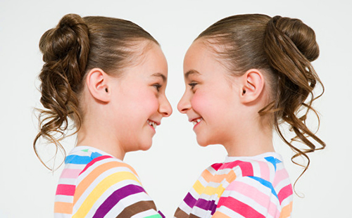 Двете момичета се възхищават един друг, както в огледалото