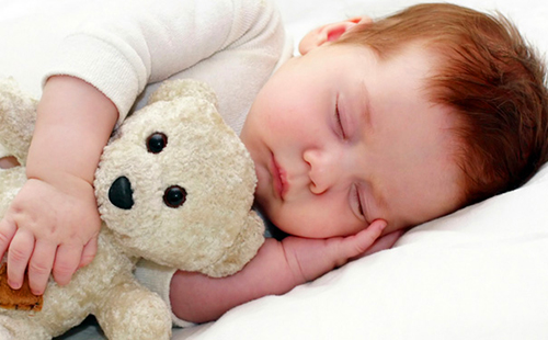 Бебето прегърна мечката и бързо заспа