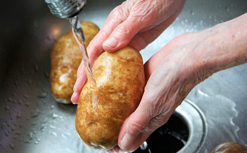 Картофите се измиват добре под кранчето