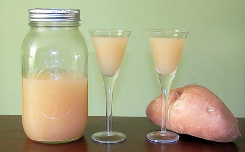 Картофи, нарязани наполовина, и сок в високи чаши