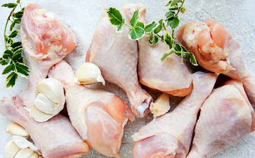 Пилешките крака са разпръснати между зеленчуци и чесън