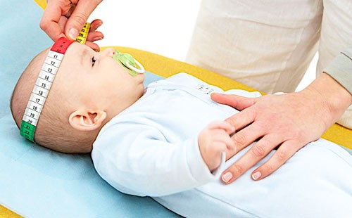 Измерване на обема на главата на бебето