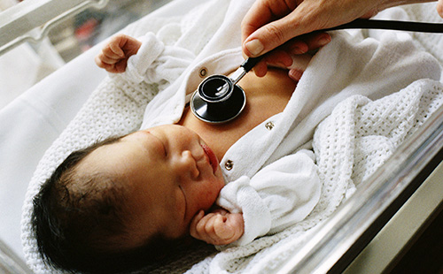Новородено бебе се потупва със стетоскоп
