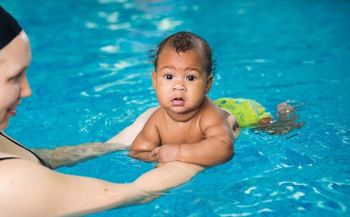 Портрет на бебе във воден антураж