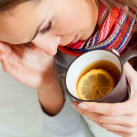 Студена жена пие чай с лимон
