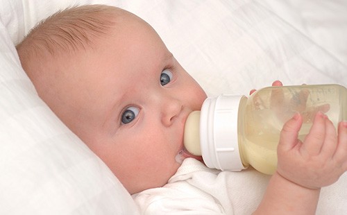 Бебето пие млечна смес от бутилка