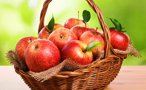 Пълна кошница с домашни червени ябълки