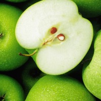 Зелени ябълки, цели и в секция