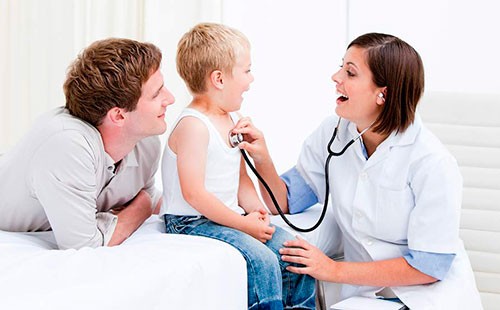 bronhialnaya-астма-Pediatr-slushaet