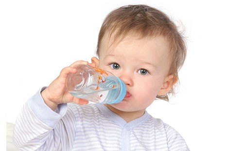 Бебето пие вода