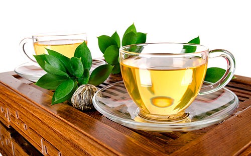 Чаши със зелен чай