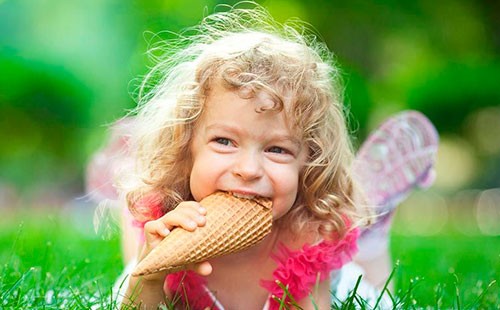 Момичето яде сладолед