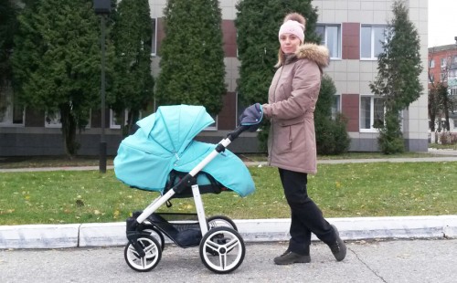 Млада майка с количка Бебето Нико на разходка