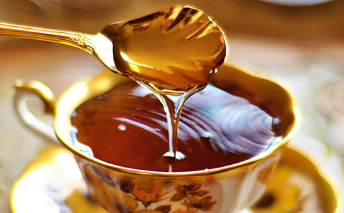 Тежкият мед се влива в чаша фин порцелан
