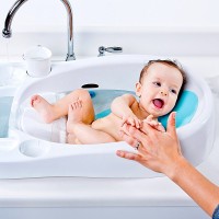 Щастливо бебе в лечебната вода