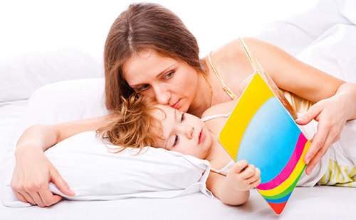 Грижата майка с детето прочете книгата, за да спя бъдещето