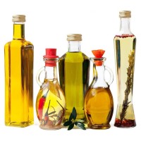 Натурални масла с билки в различни бутилки