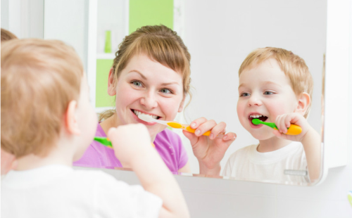 Мама учи дете, за да си измие зъбите