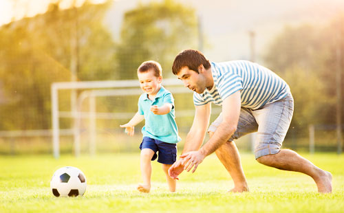 Бащата играе футбол със сина си
