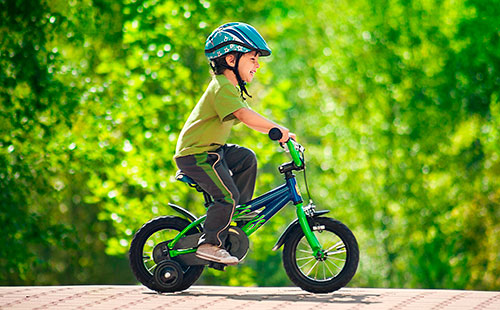 Момчето кара велосипед
