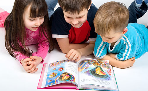 Децата разглеждат книгата