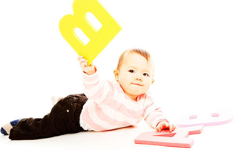 Бебе и държи меки пъзели под формата на букви