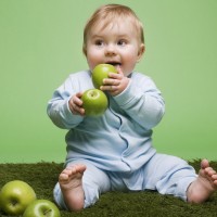Хлапе с ябълки