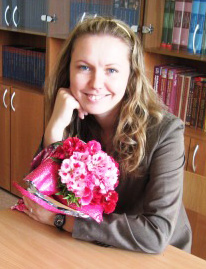 Людмила Гаврилова с розови цветя