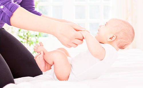 Терапевтични упражнения за бебета