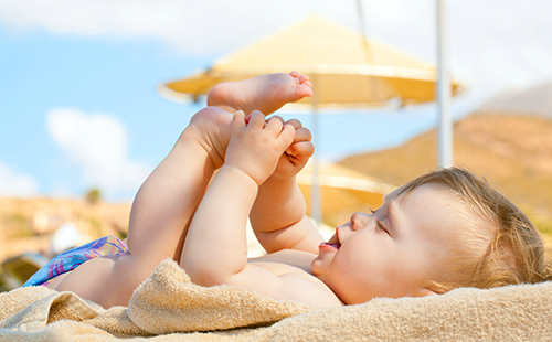 Честит бебе под нежно слънце на плажа