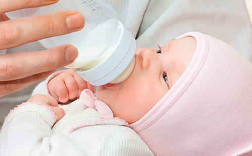 Новороденото пие смес от кисело мляко