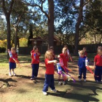 Децата се занимават с упражнения на открито