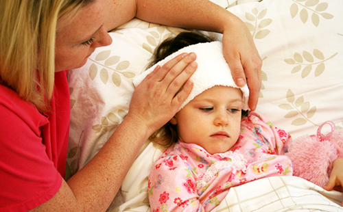 Мама слага мокър компрес на челото на една обезумяла дъщеря