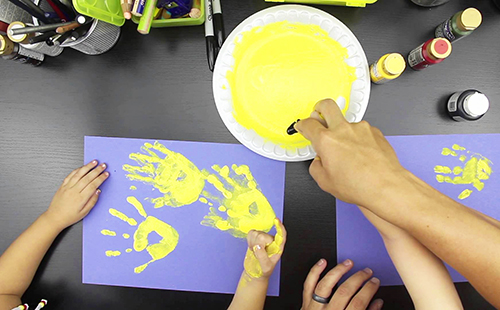 Детето се научава да рисува с пръсти