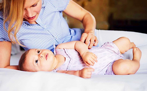 Мама комуникира с бебето си в удобна рокля