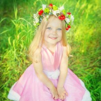 Малка принцеса в розова рокля и венец от ливадни цветя