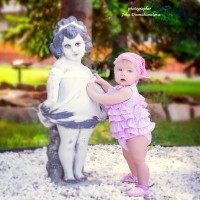 Замаяното малко момиче държи бързо статуята