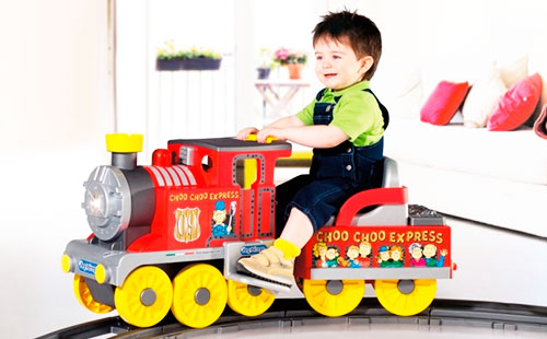 Момчето кара влак