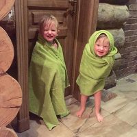 Две смешни деца, увити в зелени кърпи