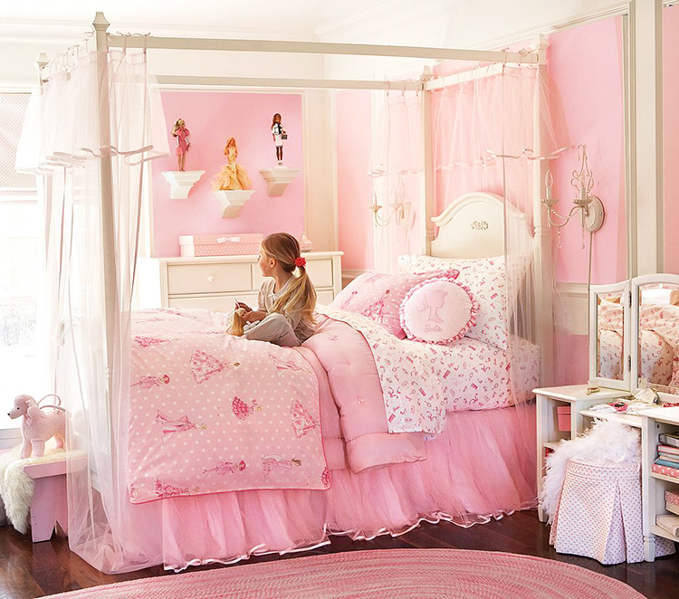 Русо момиче седи на розово легло