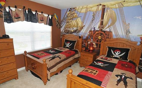 Пиратските кораби разгънаха платната си по стените