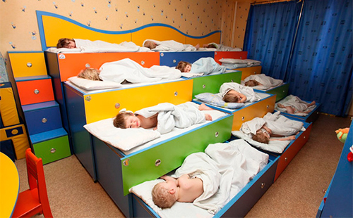 Децата спят в цветни кутии