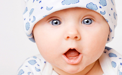 Синьо-очно бебе с отворена уста