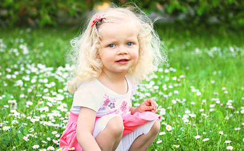 Блондинка момиче на поле на цветя