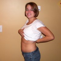 Бременна жена в дънки и бял връх