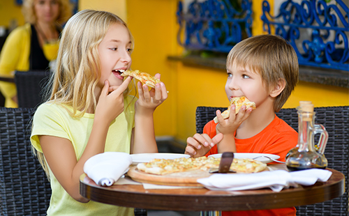 Момче и момиче яде пица