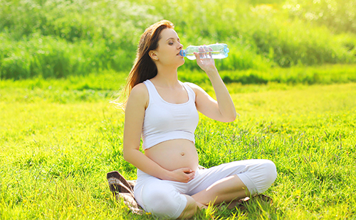 Бременна жена пиене на вода