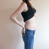 Момиче с татуировка на бременна корема