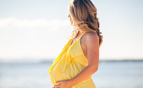 Бременна в жълта рокля