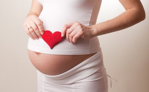 Бременна жена със сърце
